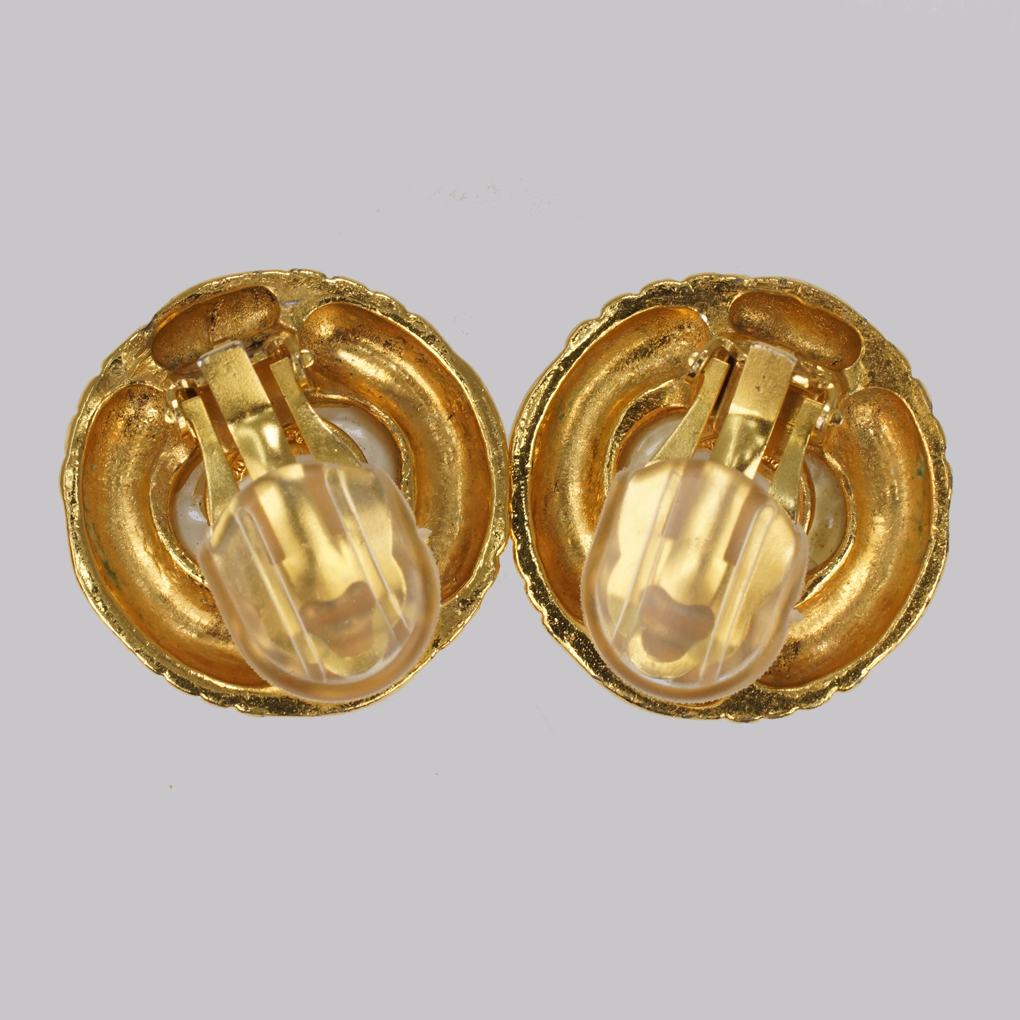 Pearl earrings Chanel Gold in Pearl - 25660771