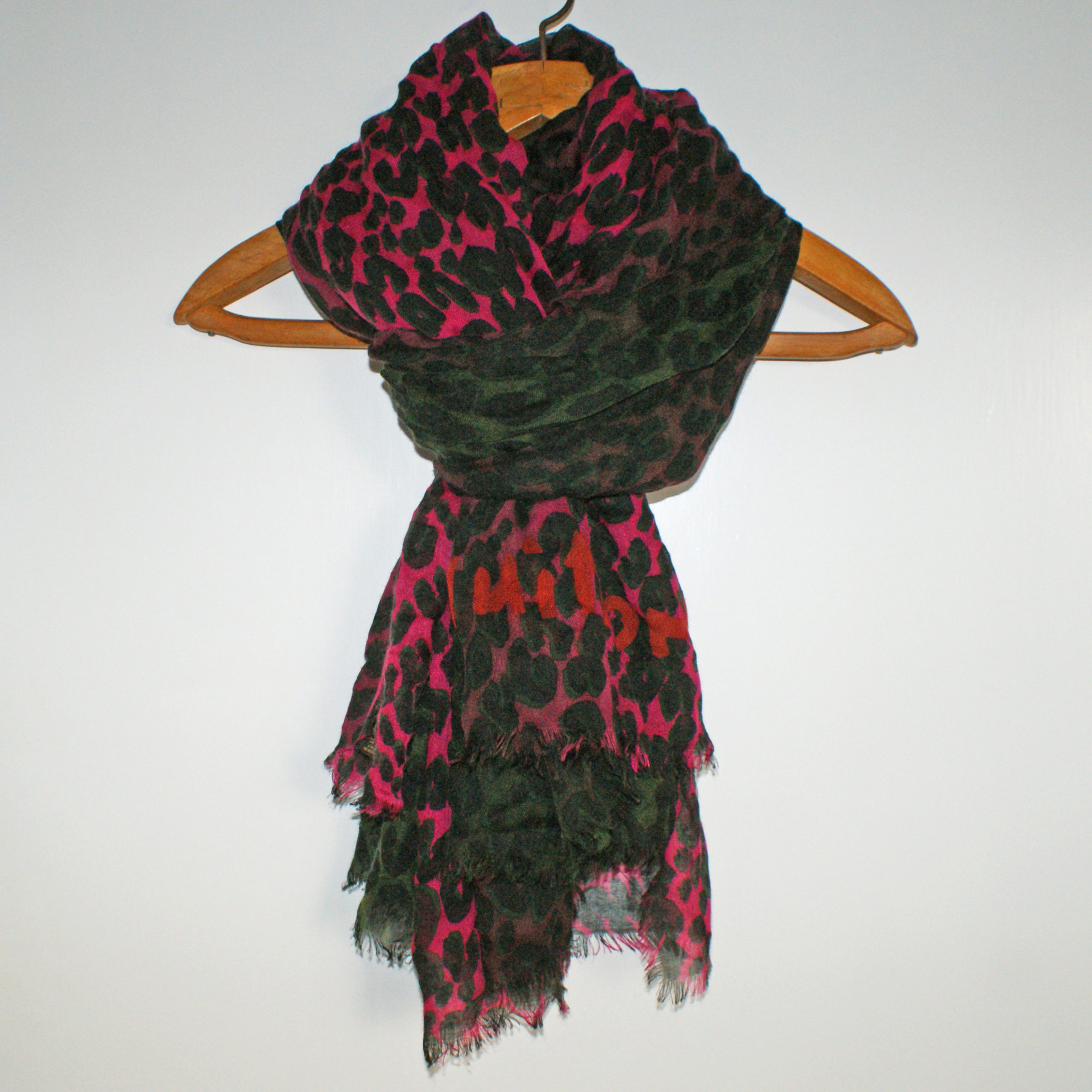 Louis Vuitton leopard scarf  Moda, Looks com lenços, Looks